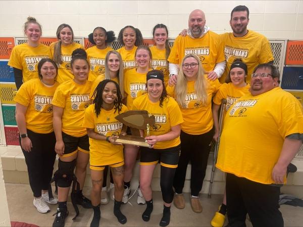 women's basketball team players and coaches with Women's 篮球 Champions Arrowhead Athletic Conference award